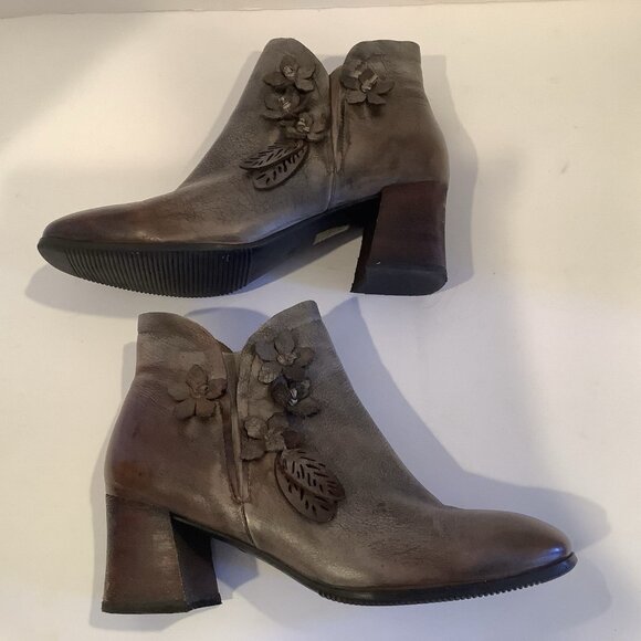 L'Artiste Spring Step Loralie Boots Womens 39 Size 8.5 Gray Brown Leather Floral - Picture 2 of 9